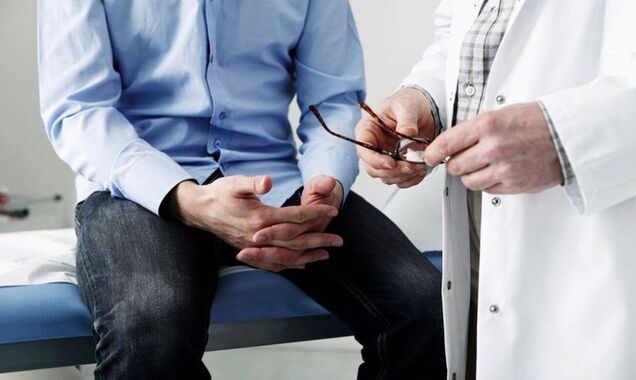 Prostatit semptomları olan bir doktorda bir adam